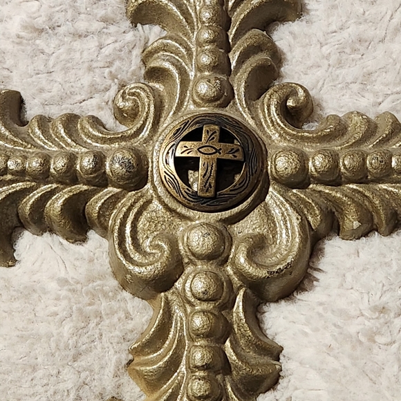Heavy Cast Iron Ornate Cross Wall Hanging Rustic Gold Finish 11.5'X9' 2.3 Lbs - Picture 3 of 6